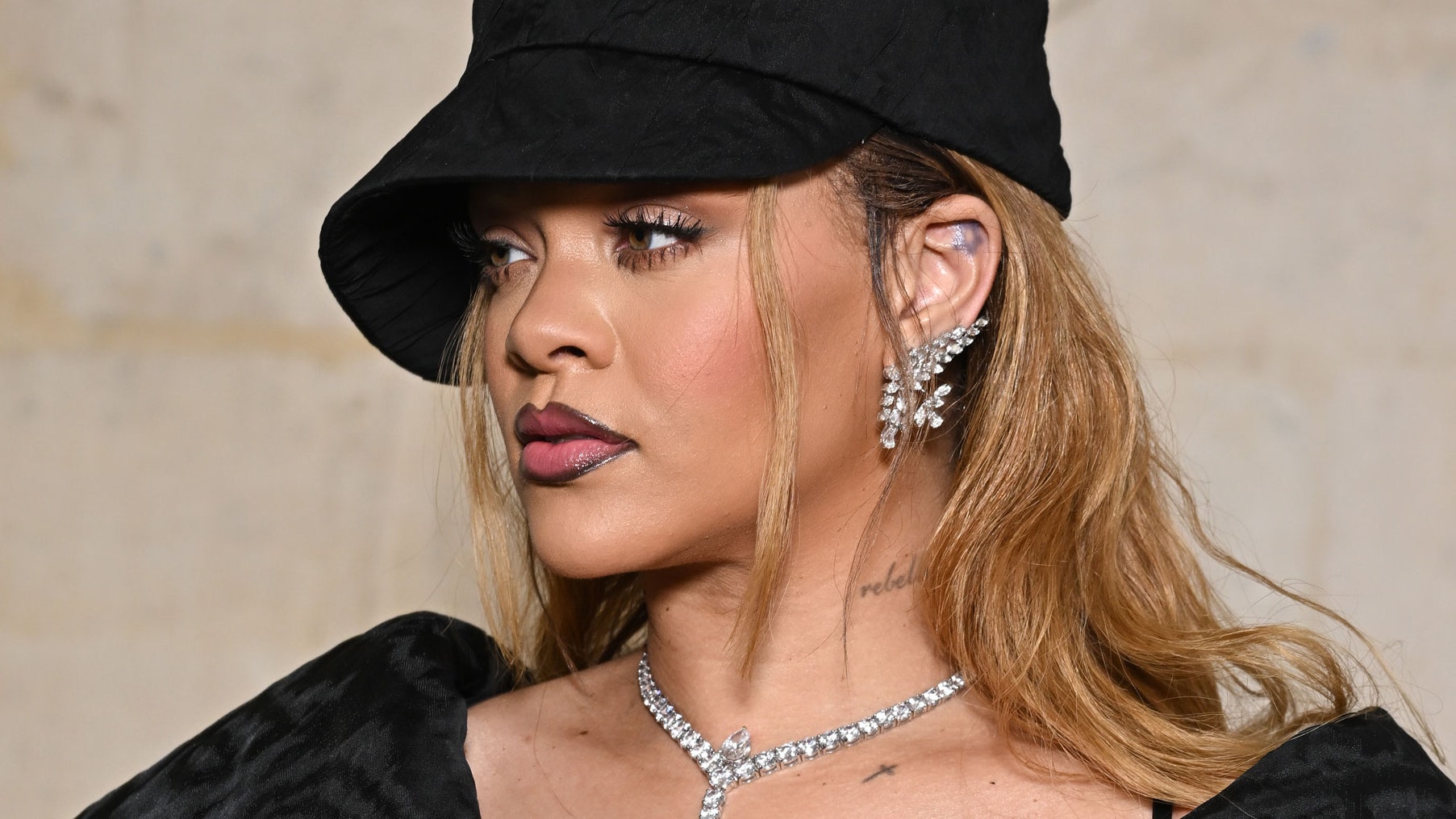 Rihanna's new blonde ‘waterfall bangs are giving us flashbacks